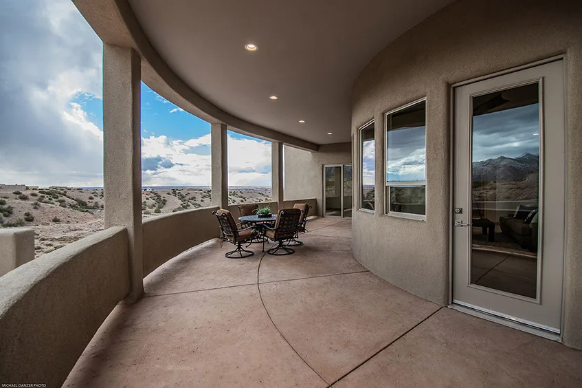 Wrap-around breezeway facing the horizon